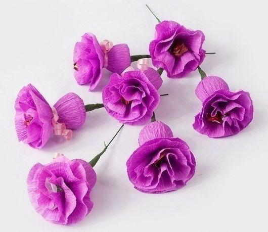 Flor de papel crepom com bombom lilás