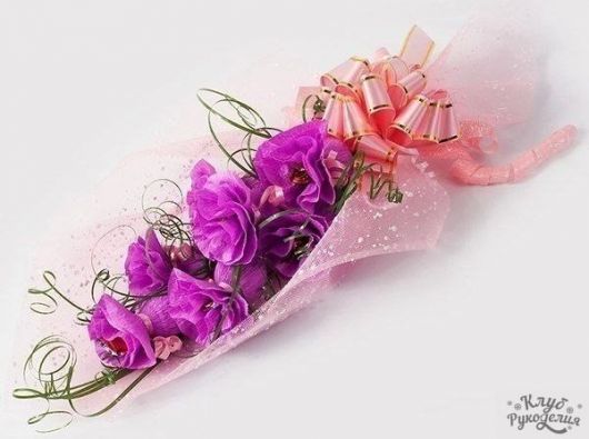 Flor de papel crepom com bombom lilás