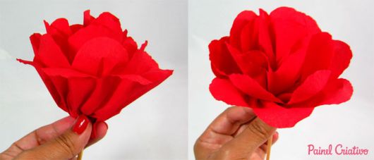 Flor de papel crepom simples vermelha