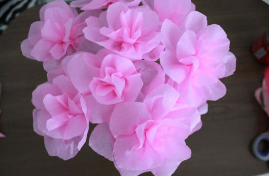 Flor de papel crepom simples rosa