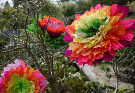Flor de papel crepom para Festa Junina amarela laranja e rosa
