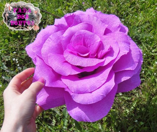 Flor de papel crepom grande lilás