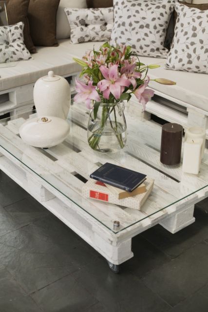 Decoração romântica com mesa de pallet branco e vidro