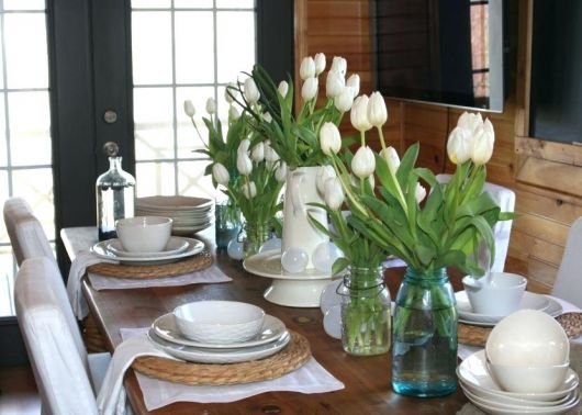 vaso para mesa de jantar com flores brancas