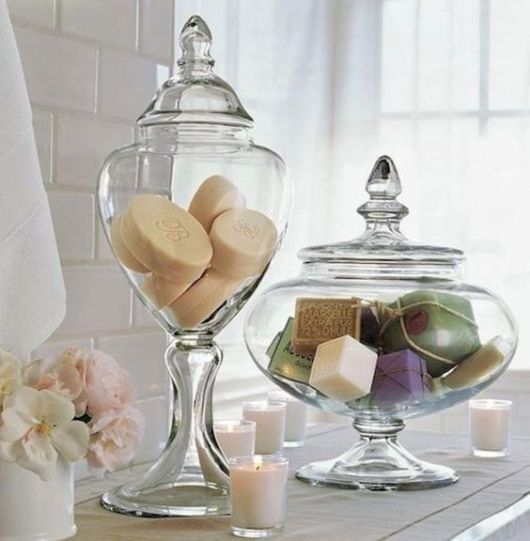 Vasilhas de vidro com sabonetes dentro.