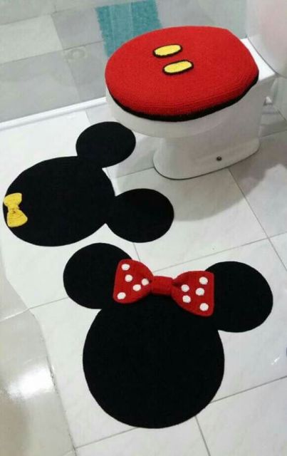 Foto de conjunto de banheiro do Mickey e da Minnie.