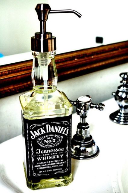 Saboneteira feita com garrafa de Jack Daniels.