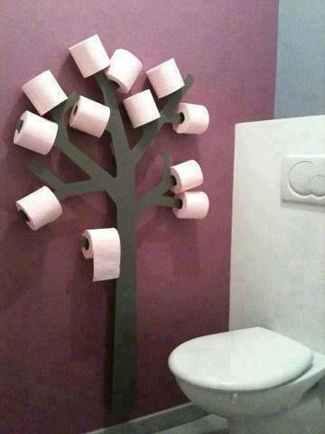 Rolos de papel higiênico em galhos de árvore.