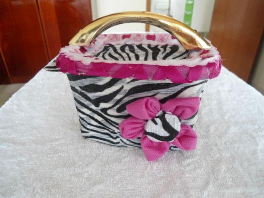 artesanato com pote de margarina decorado com zebra