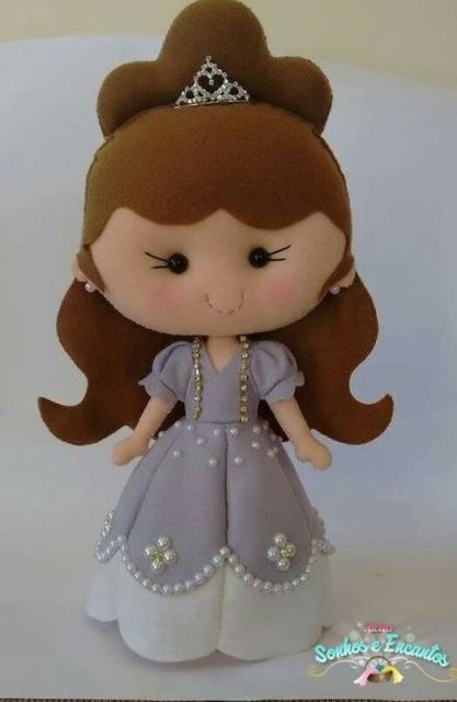 Boneca de feltro princesa com vestido roxo