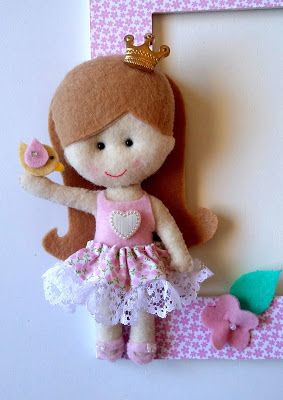 Boneca de feltro princesa com vestido rosa
