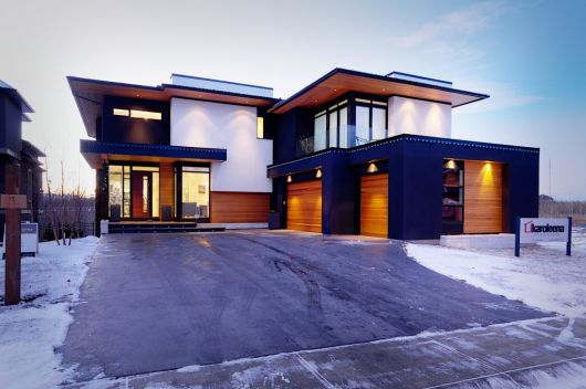Os detalhes em marrom ornamentam a casa moderna azul