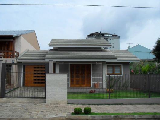 Casa moderna com detalhes e marrom