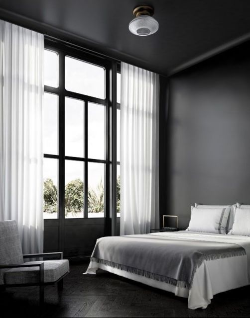 No caso de salas minimalistas, a cortina lisa e leve é a melhor pedida