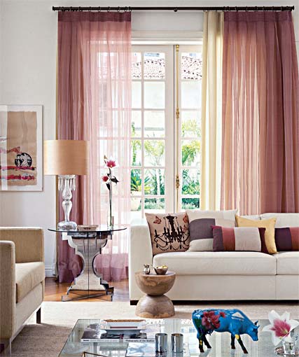 A cortina pode combinar com as almofadas, por exemplo