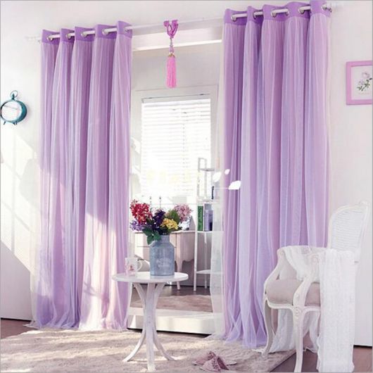 Cortina com cor lilás favorece a decoração da sala romântica