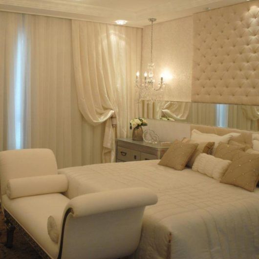 Exemplo de quarto de casal clássico com cortina
