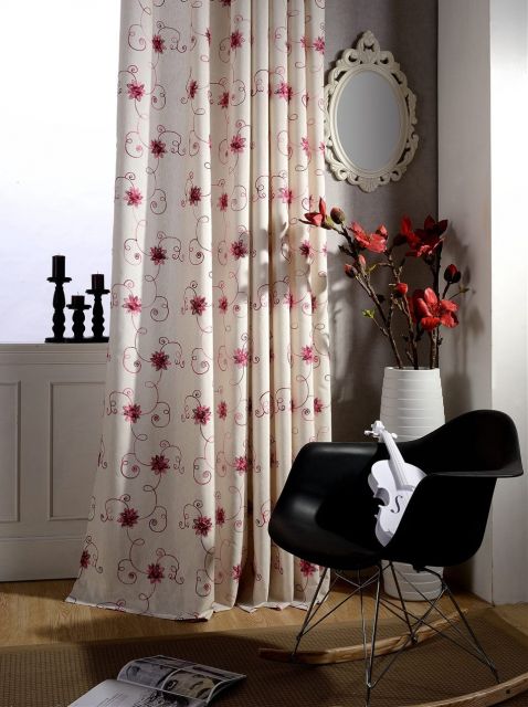 Exemplo prático de como cortinas elegantes podem agregar à sala