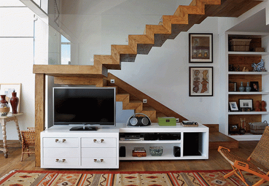 Utilize todo o espaço de sua sala colocando a TV embaixo da escada