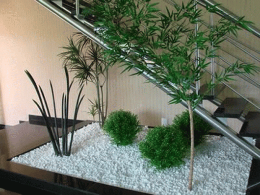 Pequenas plantas e pedras ornamentais ajudam a criar esse espaço verde embaixo da escada