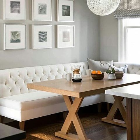 Mesa de canto em madeira marrom, perfeita para um apartamento pequeno 