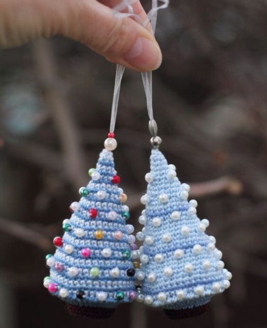 Decore árvores de natal com enfeites de crochê