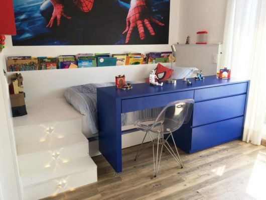 Modelo colorido de escrivaninha para quarto das crianças