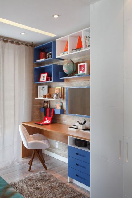 A escrivaninha de madeira simples pode ser complementada com prateleiras e gaveteiro