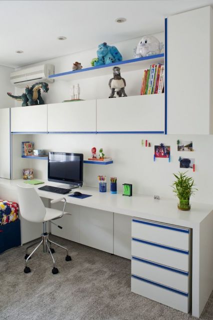 Ideia para decorar quarto de menino com escrivaninha branca de MDF