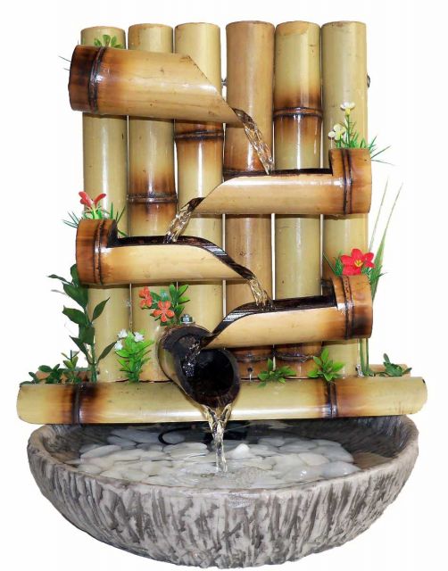 fonte de água decorativa inspiradda no design de bambus.