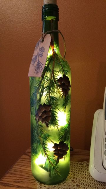 garrafa verde decorada com luzes internas pisca pisca.