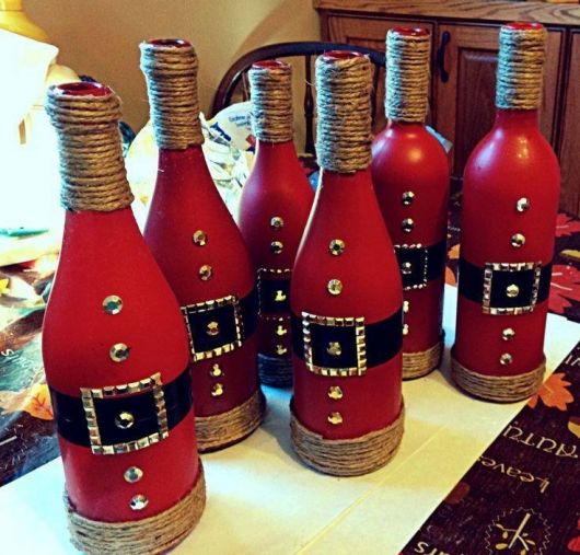 garrafas decoradas com tinta em pintura roupa de papai noel.