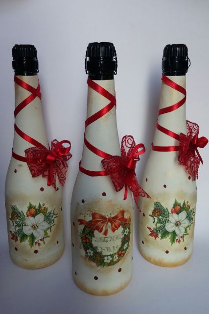 garrafas decoradas para o natal nas cores nude com flores natalinas pintadas a mão.