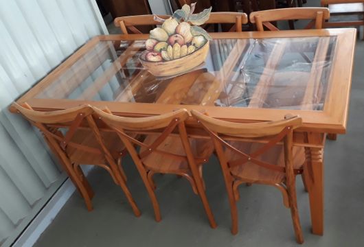 Mesa de madeira rústica com tampo de vidro