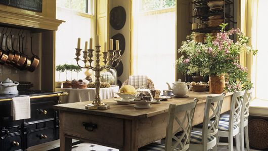 Crie um ambiente vintage com uma mesa rústica de jantar