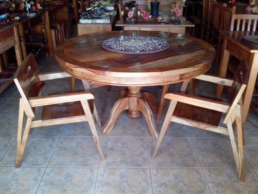 Modelo de mesa de jantar rústica redonda com cadeiras de madeira