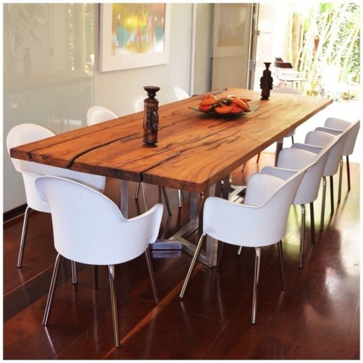 Veja composição de uma sala de jantar moderna com mesa rústica