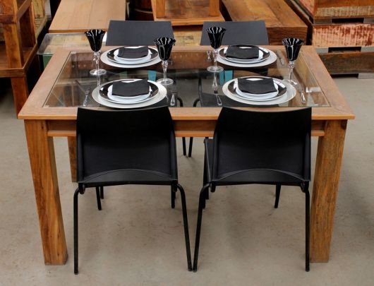Mesa simples de jantar rústica com vidro