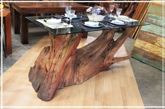 A base com tronco dá um toque diferente à sala de jantar
