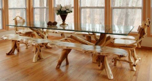 Uma mesa rústica com vidro oferece sofisticação ao ambiente