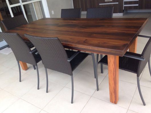 Ideia de decor moderno com mesa de jantar de madeira rústica