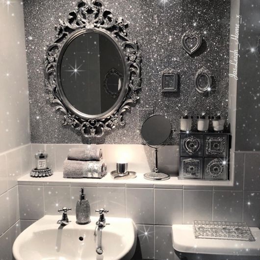 Banheiro sofisticado com a parede com glitter prateada