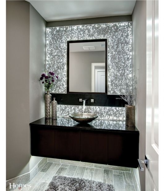 Outra sugestão de parede com glitter prata para banheiro, bem como lavabo