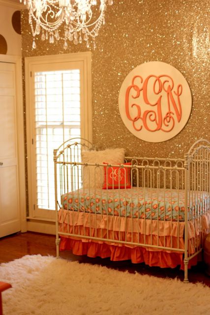 Destaque o quarto de seu bebê apostando na parede com glitter