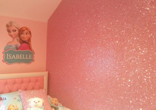 Quer um quarto de menina super fofo? Então veja uma solução com glitter rosa!