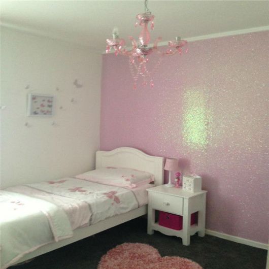 Parede rosa com glitter para quarto infantil 