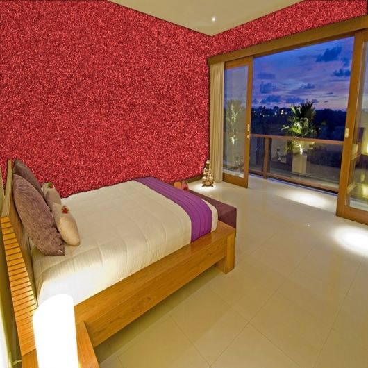Sugestão de decoração de quarto com parede vermelha com glitter