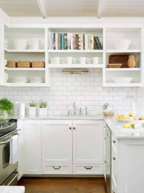 Cozinha branca com prateleiras na mesma cor.