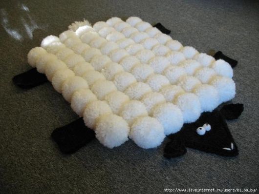 tapee preto e branco em formato de ovelha.