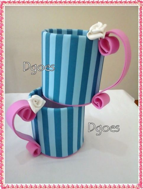 Xícara de EVA azul e rosa